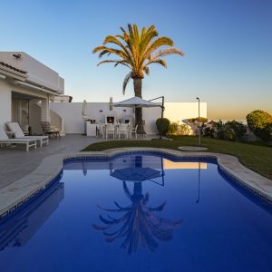 Excelente villa tranquila en primera línea de playa en Vistamar Costabella Marbella Ref 5006